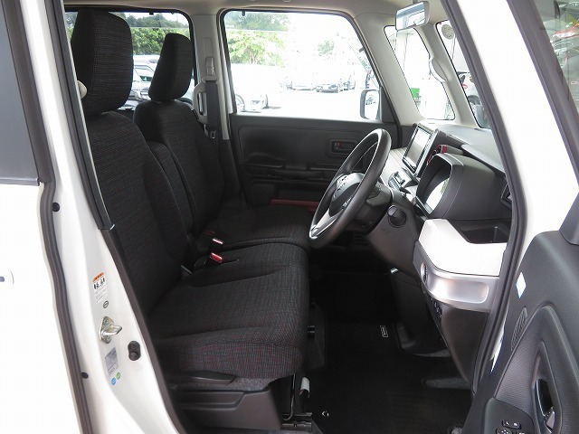 すわり心地の良い運転席・助手席です。長時間のドライブの疲れ軽減に貢献します。どうぞ快適なドライブを♪