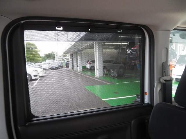 リア席は同乗者の足元空間をしっかりキープ♪十分な高さで広々空間♪収納可能なロールサンシェイドも装備♪♪♪お子様のお昼寝タイムに貢献してくれる嬉しい装備が充実♪