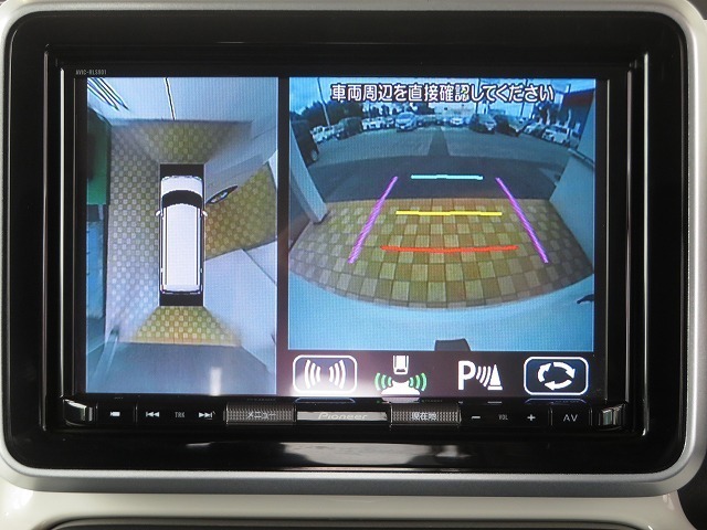 ★ギヤをRに入れるとナビの画面には上空から見下ろし感覚の映像がドライバーをアシスト★車庫入れの安心感がアップしますね☆