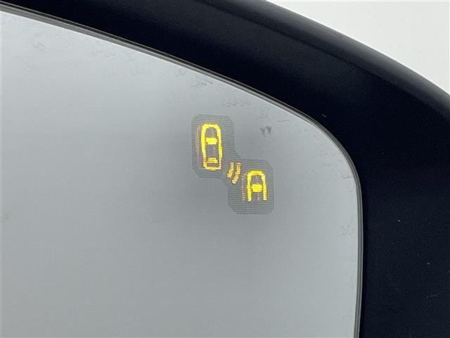【BSM（ブラインドスポットモニター）】隣車線上の側方および後方から接近する車両を検知すると、検知した側のドアミラーが点灯。その状態でウインカーを出すと、インジケーターの点滅と警報音で警告します。