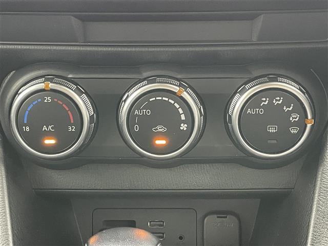 【フルオートエアコン】お好みの温度に設定しておくだけで車が風量を自動調整。