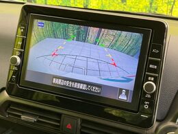 【バックカメラ】駐車時に後方がリアルタイム映像で確認できます。大型商業施設や立体駐車場での駐車時や、夜間のバック時に大活躍！運転スキルに関わらず、今や必須となった装備のひとつです！