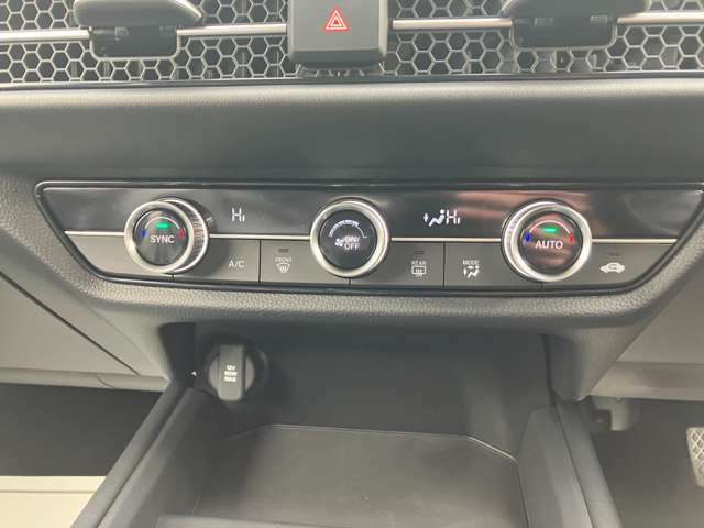 【左右独立温度コントロール式フルオート・エアコンディショナー】運転席・助手席、それぞれで温度調節が可能です。