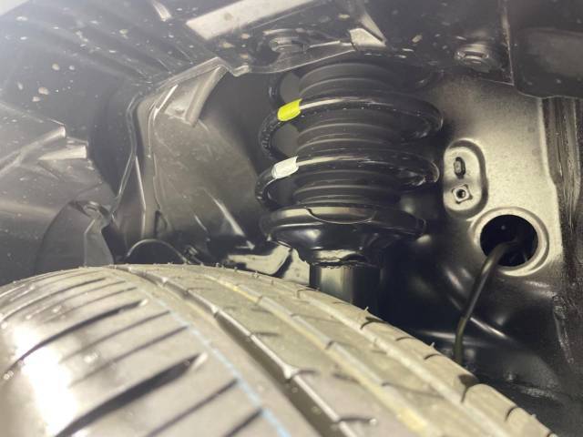 お車を安心してお乗りいただく為には、足回りの定期点検が欠かせません。サービスサポート（有償保証）では無料点検もご提供しており、安心のカーライフをお過ごしいただけるサポート体制が整っています。
