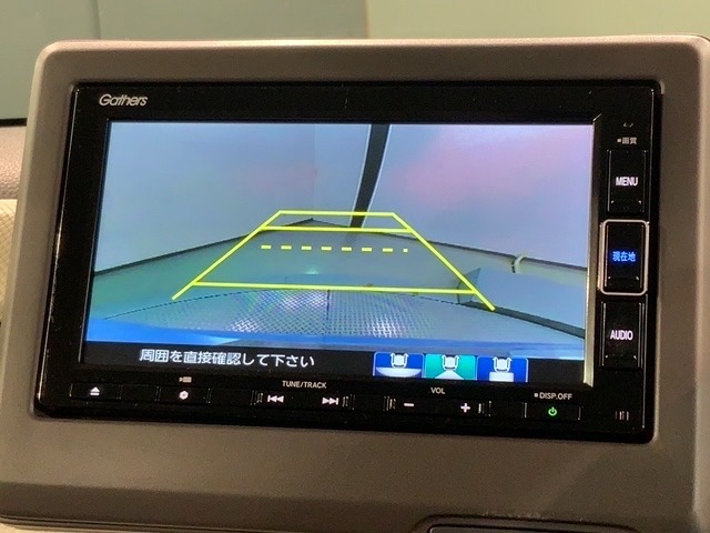 リバースギアに入れるだけで後方の表示へ切り替わります。夜間や雨の日の駐車も楽になりますよ。