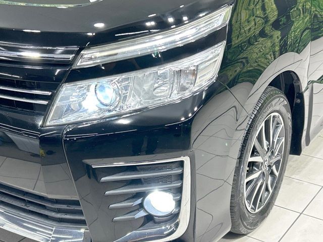 【LEDヘッドライト】悪天候や夜間走行時も良好な視界を確保し安心して運転できる高輝度LEDヘッドライトを装備！点灯速度が早く、消費電力も抑えられています。