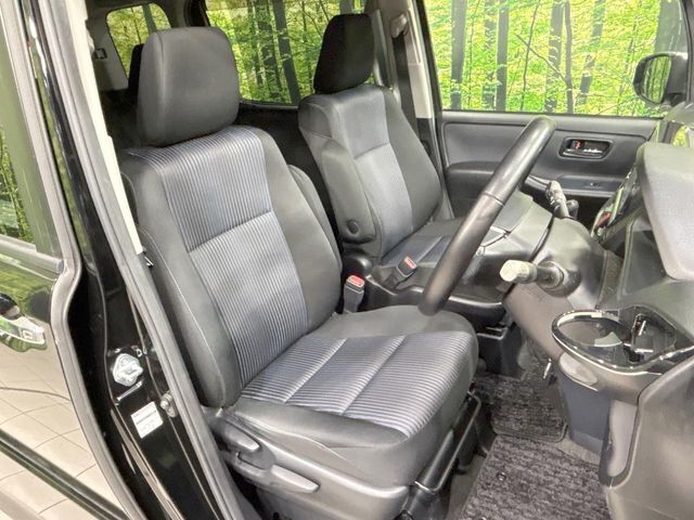 運転席まわりには十分なスペースがあり、大柄な方でもゆったり運転していただける環境です。