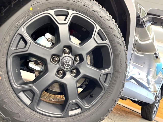 【純正18インチアルミホイール】外観にマッチした純正アルミホイールを装着しております。各種社外アルミホイールや、スタッドレスタイヤも取扱いしております。是非ご相談ください♪