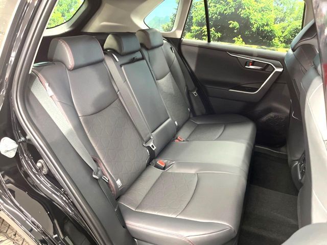 高品質なオリジナルフロアマットもオプションにてご用意しております。お好きなデザインやカラーをお車に合わせて選んでいただくことができます♪