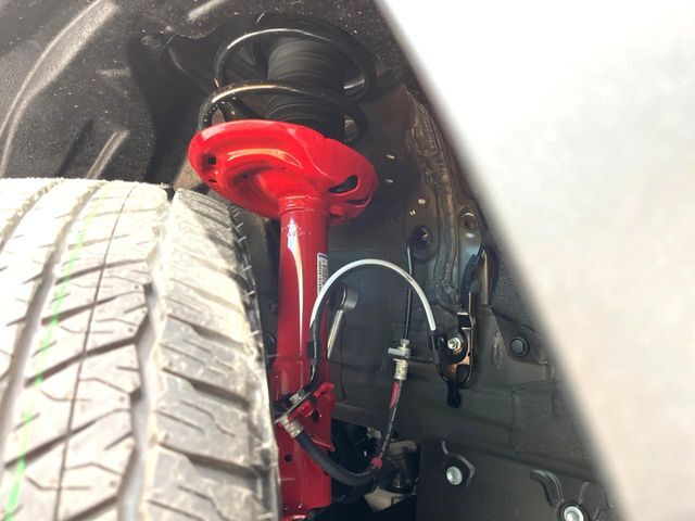 お車を安心してお乗りいただく為には、足回りの定期点検が欠かせません。サービスサポート（有償保証）では無料点検もご提供しており、安心のカーライフをお過ごしいただけるサポート体制が整っています。