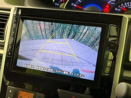 【バックカメラ】駐車時に後方がリアルタイム映像で確認できます。大型商業施設や立体駐車場での駐車時や、夜間のバック時に大活躍！運転スキルに関わらず、今や必須となった装備のひとつです！