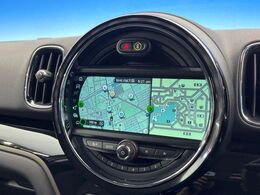 ●純正ナビ:一体感のあるナビは、高級感ある車内を演出してくれます。オーディオ機能も充実しておりますので、運転もより楽しめます♪