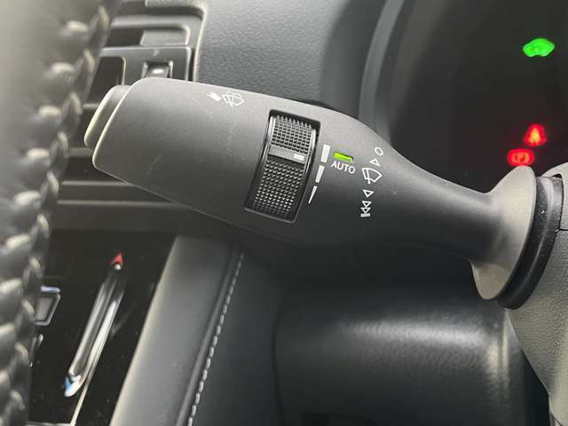 【ETC】有料道路を利用する際に料金所で停止することなく通過できる、ETC車載器（ノンストップ自動料金収受システム機器）が装備されています。セットアップを行うことで利用可能になります。