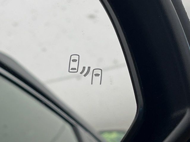 【ブラインドスポットモニター】走行中、ドアミラーの死角になりやすい箇所に後続車が接近するとサイドミラーのレンズに警告を表示！ドライバーに注意喚起をしてくれます。