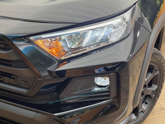 【LEDヘッドライト】悪天候や夜間走行時も良好な視界を確保し安心して運転できる高輝度LEDヘッドライトを装備！点灯速度が早く、消費電力も抑えられています。