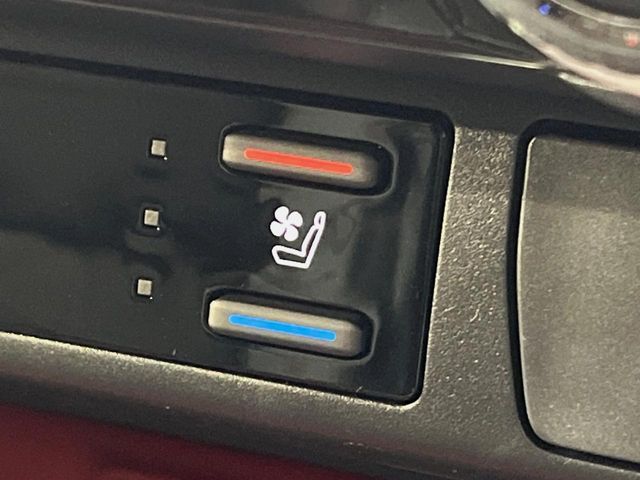 【シートベンチレーション】夏場は涼しい風でお尻や背中の熱やムレを防ぎ、冬はエアコンよりも早く温まってポカポカに！季節を問わず快適に過ごせます。
