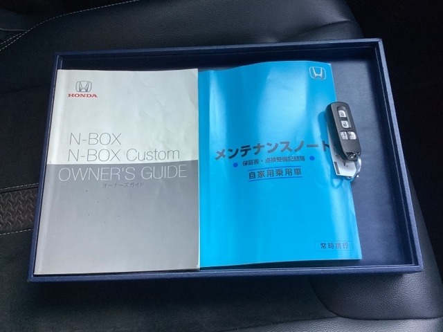 メンテナンスノート【点検整備記録簿・保証書】、取説も揃ってます。スマートキーはバッグなどにしまったままボタン操作でエンジンの始動・停止ができて大変便利です。