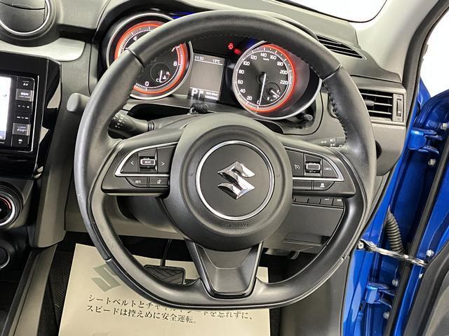 レーシングカーにも使用される　D型のステアリングホイール。本革巻きで、車内に高級感をプラスします。