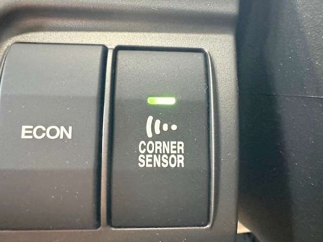 コーナーセンサーがついて、車輌との距離感を簡単確認！車庫入れ等も安心して出来ますね！