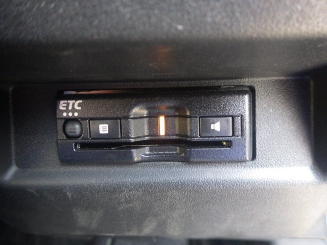 【ETC】便利なETC車載器も装備！高速道路の料金所もスムーズに通過できます。今や必須の装備ですね！お客様用にセットアップをしてのお渡しとなります！