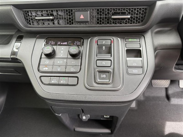 オートエアコン装着車で車内はいつも快適です。