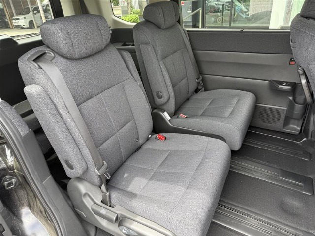 ご納車時には納車点検実施いたします。指定交換部品（エンジンオイル、オイルエレメント、ワイパーゴム等）新品交換致します。その他必要交換部品は点検時交換致します。
