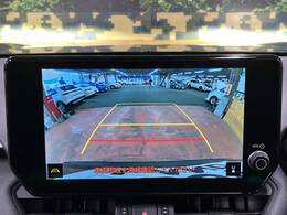 【バックカメラ】駐車時に後方がリアルタイム映像で確認できます。大型商業施設や立体駐車場での駐車時や、夜間のバック時に大活躍！運転スキルに関わらず、今や必須となった装備のひとつです！
