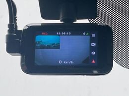 【ドライブレコーダー】安心・安全なカーライフに必須のドライブレコーダーを装備！走行中はもちろん、あおり運転や事故に遭遇した際の状況も映像で記録し、万一のリスクに備えます。