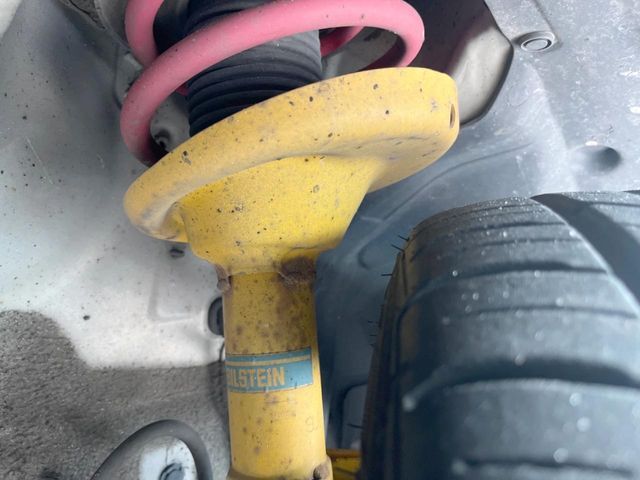 お車を安心してお乗りいただく為には、足回りの定期点検が欠かせません。サービスサポート（有償保証）では無料点検もご提供しており、安心のカーライフをお過ごしいただけるサポート体制が整っています。
