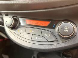 【問合せ：0749-27-4907】【オートエアコン】一度お好みの温度に設定すれば、車内の温度を検知し風量や温度を自動で調整。暑い…寒い…と何度もスイッチ操作をする必要はありません。快適な車内空間を。