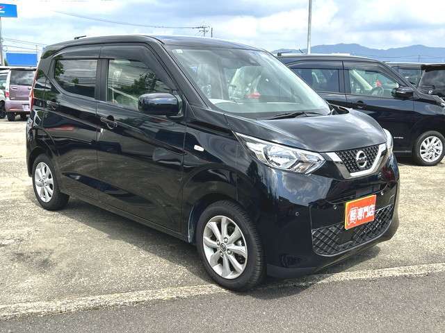 新車と同様の保証（有料）がつけられます。また各地域の店舗に最新の大型整備工場とプロメカニックが常駐しておりアフターメンテナンスもお任せください。