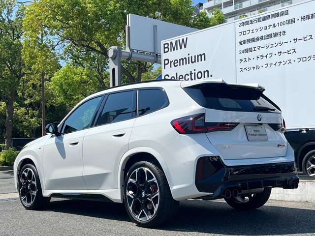 【前後重量配分50：50】重たいエンジンを出来るだけ車両中央に配置し搭載。重たいバッテリーをあえてトランク下部に配置し前後バランスを考えた設計。すべてBMWの「駆け抜ける歓び」を体感頂く為の拘りです！