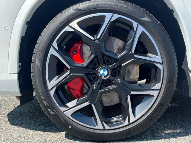 【BMWアロイホイル】軽量かつ強度に拘ったアロイホイル。走行性能ポテンシャルを引き出す設計。車の足元を引き締めてくれる大きなポイントはアロイホイルです。