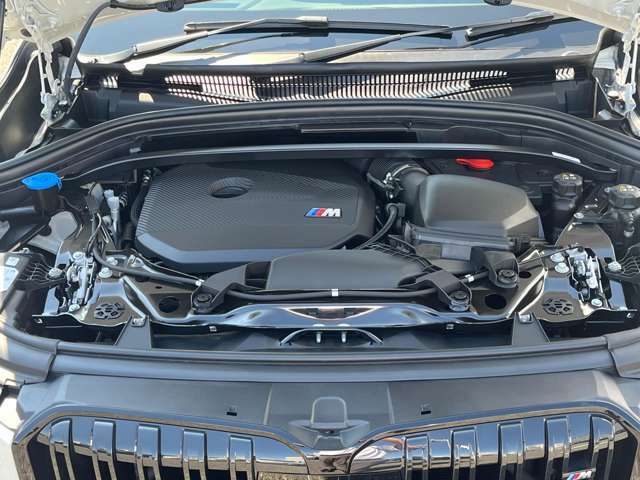 【BMWエンジン】革新的なガソリン・エンジン・テクノロジーによる高性能かつ高効率。レスポンスの良いパワーを発揮。常にスムーズな吸気を実現しアクセル開度にダイレクトに反応しドライビングを楽しく演出。