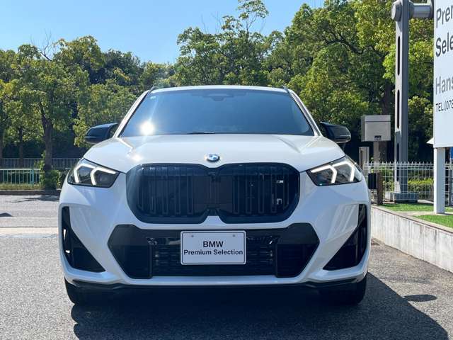 【キドニーグリル】BMWは約90年もの間、ほぼ全ての車両にひと目でBMWだと分かるこの特徴的なフロントグリルが備えられ、デザイン・アイコンとして親しまれてきました。