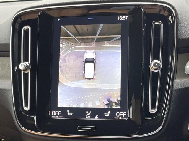 【360°ビューカメラ】4台の高解像度カメラで360度の鳥瞰図を表示。隣の車や壁、死角にある障害物などを画面で確認できるため、狭いスペースでの駐車・出入りも安心です。