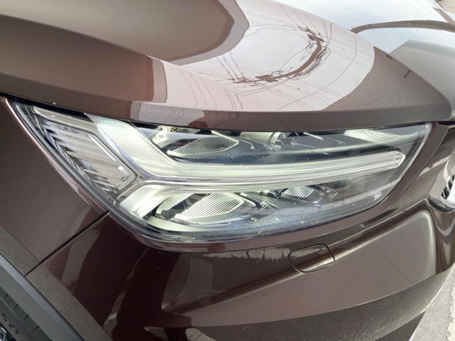 【LEDヘッドライト】明るく眩しいハイビームを先行車や対向車に照射しないオートハイビームを備えたLEDヘッドライト。北欧神話に登場するトールハンマーをモチーフにした、一目でボルボとわかるデザイン。
