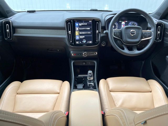 コンパクトSUVのXC40が入庫しました！安全機能はすべて標準装備です♪特徴的なデザインのLEDヘッドライトは昼間も点灯し、対向車からもボルボ車だとわかるようになっております♪是非ご覧にお越しください