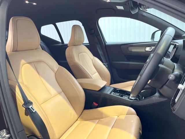 VOLVOのシートは人間工学に基づいた設計となっており、長時間の運転でも疲れにくいと定評があります。当店ではモデルにより試乗可能なお車もご用意しておりますので、ぜひ座り心地をご体感ください。