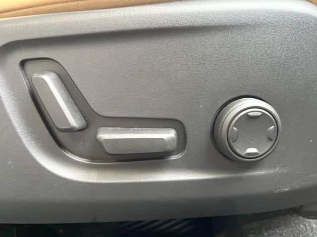 【メモリー機能付きパワーシート】ドライバーごとに設定したシート位置を記憶して、ボタン一つで切り替えできる便利な機能！運転する方が複数名いらっしゃるご家庭におすすめです。