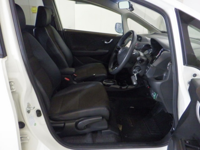 すわり心地の良い運転席・助手席です。長時間のドライブの疲れ軽減に貢献します。どうぞ快適なドライブを♪