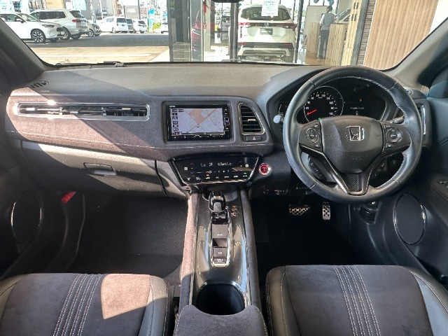 当社の中古車は、フロアマット付きで販売しておりません。予めご了承下さい。中古車という特性上匂いや見栄えなどの状態が左右される為です。純正マット、車種専用社外品マットをご購入いただけます。