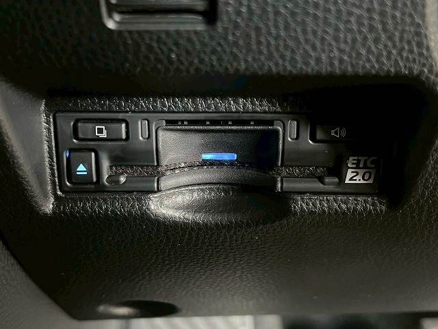 【ETC車載器】を装備しておりますので、ご納車直後からの遠距離ドライブも可能です。土日の利用料金の割引や、朝夕の通行料金を割引料金で高速道路をお楽しみいただけます。