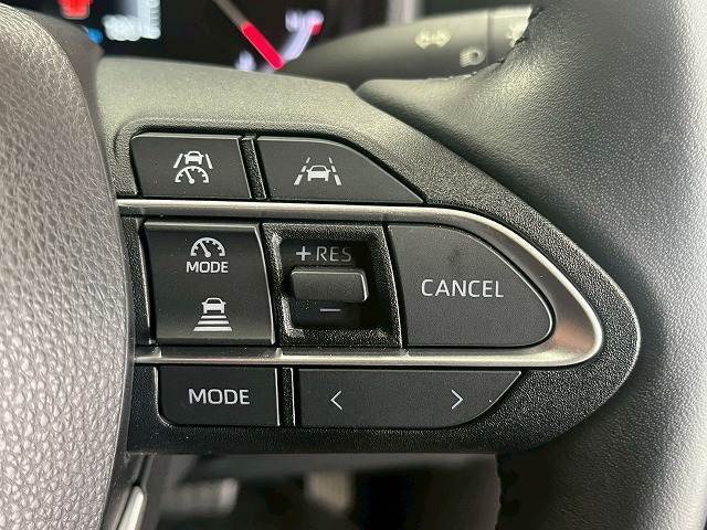 【レーダークルーズコントロール】装備で高速道路の運転も楽々です！追従型なので前の車両に合わせて速度調節ができ、渋滞などの際も楽々運転できますよ♪