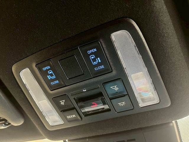【両側電動スライドドア】運転席よりボタンひとつで開閉可能なスライドドアです。雨の日のお迎えの時など様々な場面で非常に便利