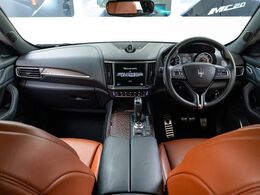 インテリアは12方向電動調整式フロントシート、ラディカウッドインテリアトリム、シートヒーターが装備され、スポーティーな走りの楽しみと快適性を両立。