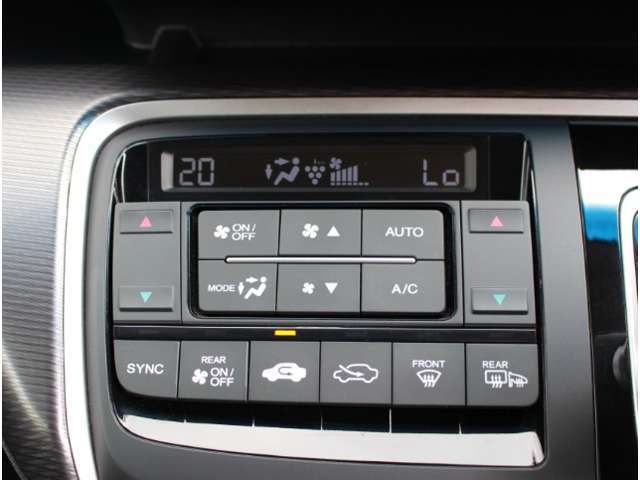 オートエアコンなので設定した温度で車内の温度を保ってくれます♪