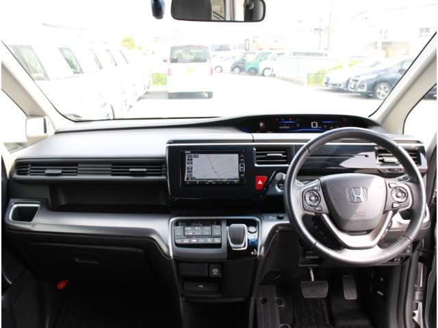 とても握りやすいステアリング！運転手の気持ちがそのまま伝わるかのような反応をしてくれます！！小物入れや各ボタンの配置にこだわり、とても使いやすいです！視認性も良いのでロングドライブもお任せ下さい！