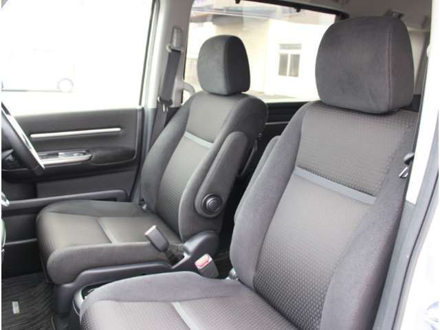 クリーニングをしっかり行っていますので、運転席・助手席どちらもきれいになっております！