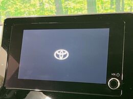 【純正ナビ】人気の純正ナビを装備しております。ナビの使いやすさはもちろん、オーディオ機能も充実！キャンプや旅行はもちろん、通勤や買い物など普段のドライブも楽しくなるはず♪